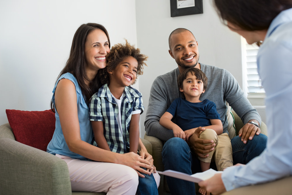 A child mental health professional assists a family in a clinical setting.